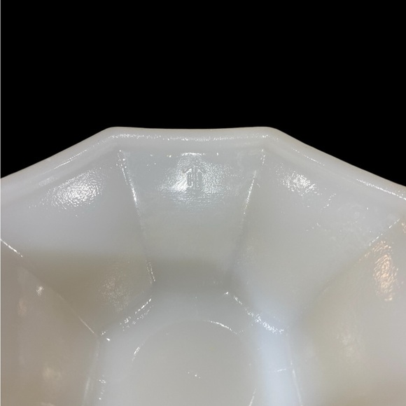 Vintage Fire King Anchor Hocking Milk Glass 'Grapes',  8-panel pedestal dish - Picture 6 of 7